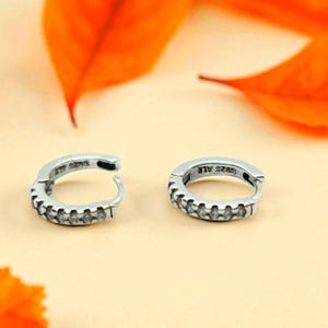 Orecchini a cerchio Huggie in argento sterling: castone con cristalli CZ, gioielli minimalisti
