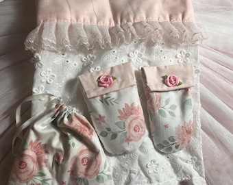 Torktumlare för pointesko *med vårdoft. Eleganta blommor med ljusrosa prickigt tyg och blomsterdekorationer.