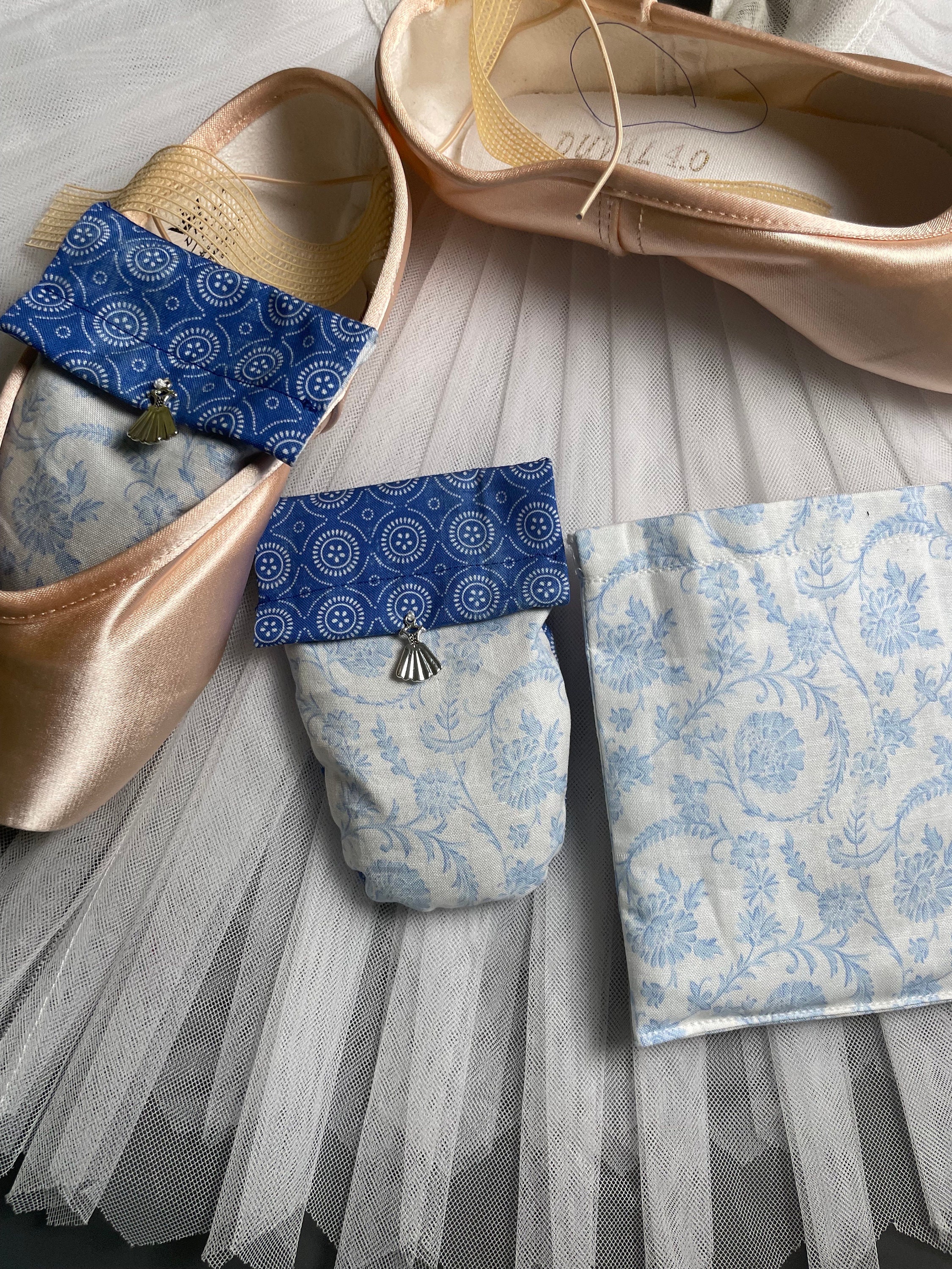 Spitzenschuh-Trockner * Lavendelduft. Blaue Blume mit Giselle Anhängern.
