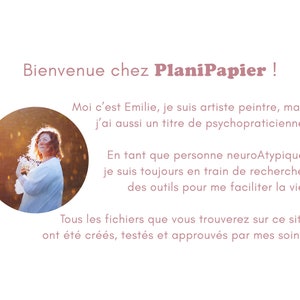 May include: A woman with short brown hair smiles while holding a bouquet of white flowers. The background is a blurred image of a sunny field. The text reads "Bienvenue chez PlaniPapier!"  "Moi c'est Emilie, je suis artiste peintre, mais j'ai aussi un titre de psychopraticienne. En tant que personne neuroAtypique, je suis toujours en train de rechercher des outils pour me faciliter la vie. Tous les fichiers que vous trouverez sur ce site ont &eacute;t&eacute; cr&eacute;&eacute;s, test&eacute;s et approuv&eacute;s par mes soins."