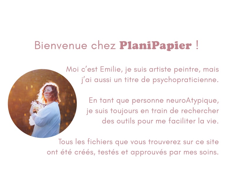 May include: A woman with short brown hair smiles while holding a bouquet of white flowers. The background is a blurred image of a sunny field. The text reads "Bienvenue chez PlaniPapier!"  "Moi c'est Emilie, je suis artiste peintre, mais j'ai aussi un titre de psychopraticienne. En tant que personne neuroAtypique, je suis toujours en train de rechercher des outils pour me faciliter la vie. Tous les fichiers que vous trouverez sur ce site ont &eacute;t&eacute; cr&eacute;&eacute;s, test&eacute;s et approuv&eacute;s par mes soins."