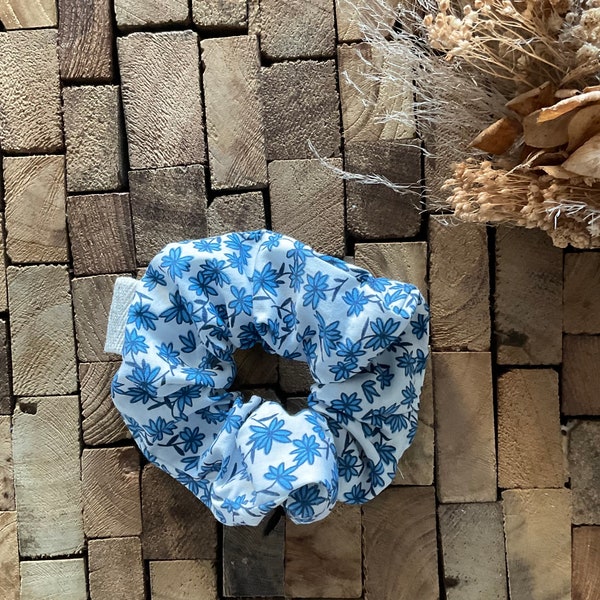 Chouchou cheveux scrunchie coton liberty fleurs bleues