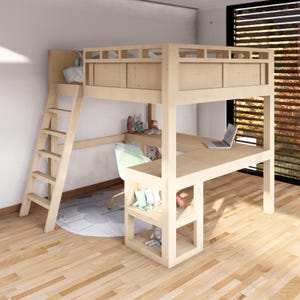 Könnte beinhalten: Ein Holz-Hochbett mit eingebautem Schreibtisch und Regalen. Das Bett hat eine Leiter und ein Geländer. Der Schreibtisch hat einen Laptop und einen Stuhl. Die Regale sind mit Stofftieren gefüllt.