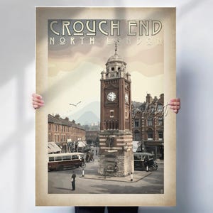 Könnte beinhalten: Ein Vintage-Poster mit Crouch End, Nordlondon. Das Kunstwerk zeigt einen Backstein-Uhrturm, Oldtimer und Gebäude, mit dem Text "CROUCH END NORTH LONDON" oben. Das Poster hat einen Sepia-Ton.