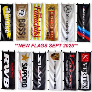 Może przedstawiać: Zbiór pionowych flag z różnymi logo i tekstami, w tym "amuse", "BOSS COFFEE", "Famichiki", "Kirin Ichiban", "Mercedes-Benz", "IMPERFORMANCE", "RWB", "Sapporo", "SILVIA", "Porsche", "Racing Concept" i "VERTEX". Widoczny jest również tekst "**NEW FLAGS SEPT 2025**".