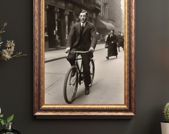 Fotografia vintage di un uomo in sella a una bicicletta Download digitale Fotografia degli anni '20 Decorazione da parete d'epoca