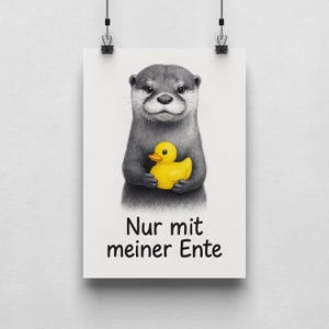 Otter Poster „Nur mit meiner Ente“ – Lustige Badezimmer Deko – Tierposter mit Quietscheente – Witzige Wandkunst fürs Bad