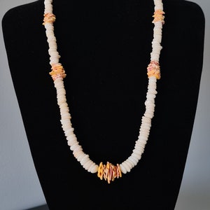 Autentica collana Hawaii Puka con pezzi Sunrise Shell.