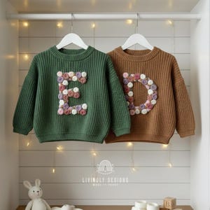 Aangepaste babytrui: handgeborduurde trui met bloemenmonogram