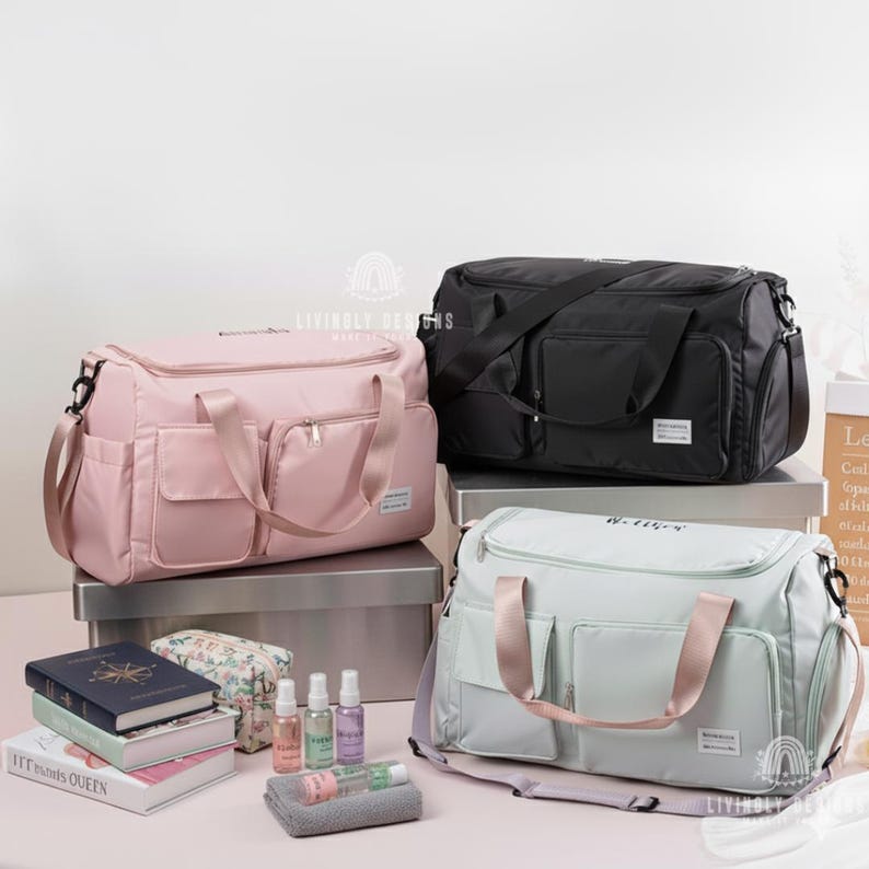 K&ouml;nnte beinhalten: Drei gro&szlig;e, rechteckige Reisetaschen in Rosa, Schwarz und Hellgr&uuml;n. Jede Tasche hat mehrere Au&szlig;entaschen, einen Schultergurt und einen oberen Griff. Die Taschen werden auf einer wei&szlig;en Oberfl&auml;che mit Zubeh&ouml;r pr&auml;sentiert.