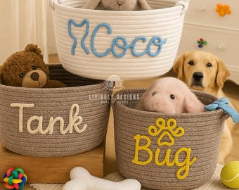 Könnte beinhalten: Drei runde Aufbewahrungskörbe aus geflochtenem Seil. Der obere weiße Korb zeigt den blauen Schriftzug "Coco" mit einem Katzenohren-Symbol. Der untere linke braune Korb trägt den beigen Schriftzug "Tank". Der untere rechte braune Korb zeigt den gelben Schriftzug "Bug" mit einem Pfotenabdruck-Symbol.
