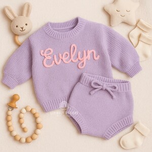 Gepersonaliseerde handgeborduurde babysweater en shorts