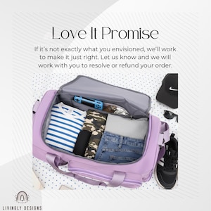K&ouml;nnte beinhalten: Eine offene, lavendelfarbene Reisetasche, die gefaltete Kleidung, ein Handheld-Spielger&auml;t und Zubeh&ouml;r zeigt. Ein gestreiftes Hemd, Camouflage-Hosen und Jeans sind sichtbar. Der Text "Love It Promise" steht oben.
