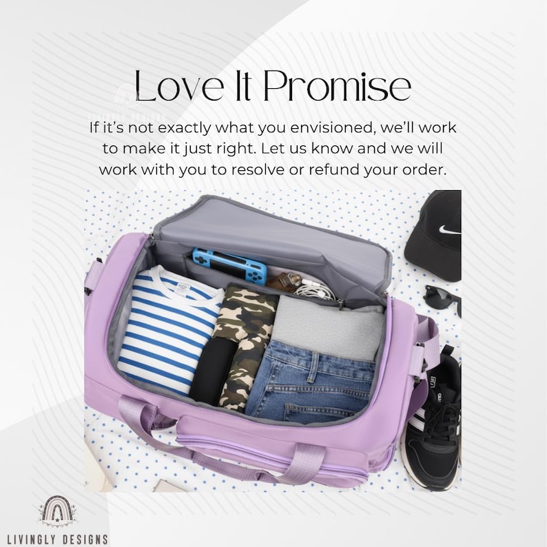 K&ouml;nnte beinhalten: Eine offene, lavendelfarbene Reisetasche, die gefaltete Kleidung, ein Handheld-Spielger&auml;t und Zubeh&ouml;r zeigt. Ein gestreiftes Hemd, Camouflage-Hosen und Jeans sind sichtbar. Der Text "Love It Promise" steht oben.