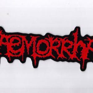 以下が含まれることがあります： 黒色のワッペンに、赤色で「HEMORRHAGE」の文字が刺繍されています。文字はギザギザとした、滴るようなフォントでデザインされています。ワッペンは黒い縁取りがあり、衣類やアクセサリーへの取り付けを想定しています。