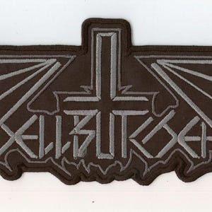 Op de afbeelding: Een donkerbruine geborduurde patch met een gestileerde vleugelvorm en een omgekeerd kruis in het ontwerp. De tekst HELLBUTCHER is in lichtgrijze draad in het midden geborduurd, met bijpassende grijze omlijningen over het gehele oppervlak.
