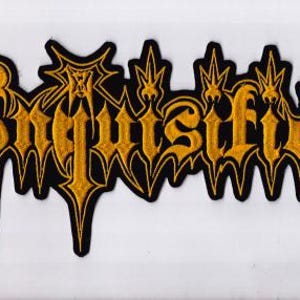Puede incluir: Parche bordado con la palabra "Inquisition" en letras doradas y estilizadas. El parche tiene un borde negro y un fondo blanco. El diseño incluye elementos decorativos y una fuente gótica.