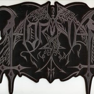 Könnte beinhalten: Schwarzer Aufnäher mit grauer gotischer Schrift und Bildmaterial. Der Aufnäher zeigt das Wort "MORBID" in einer stilisierten Schriftart, zusammen mit einem Pentagramm, umgekehrten Kreuzen und der Zahl "6". Das Design umfasst teuflische Figuren und verzierte Details.