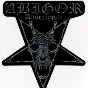 Könnte beinhalten: Schwarzer Aufnäher mit dem Wort "ABIGOR" und "Apocalypse" in gotischer Schrift. Eine detaillierte, graue Illustration eines gehörnten Schädels ist in einer schwarzen Pentagrammform zentriert.