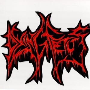 Könnte beinhalten: Ein schwarzer Aufnäher mit dem Wort "BENEFECTOR" in roter, stilisierter, gotischer Schrift. Der Text hat einen Tropfeffekt, und der Aufnäher hat einen gezackten, unregelmäßigen Rand. Für Kleidung oder Accessoires.