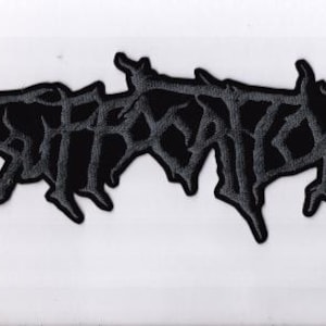 Könnte beinhalten: Schwarzer, gestickter Aufnäher mit dem Wort "SEPARATE" in einer stilisierten, gotischen Schriftart. Der Aufnäher hat einen schwarzen Rand und befindet sich auf weißem Hintergrund. Die Buchstaben sind dick und gezackt.