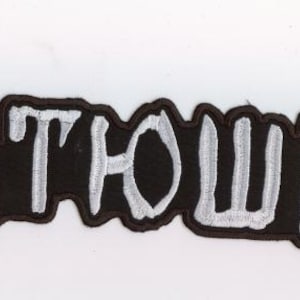 Könnte beinhalten: Gestickter Aufnäher mit dem Wort "БАТЮШКА" in weißer, stilisierter Schrift auf schwarzem Hintergrund. Der Aufnäher hat einen schwarzen Rand. Geeignet für Kleidung oder Accessoires.