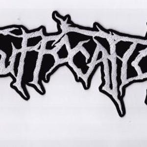 Könnte beinhalten: Ein schwarz-weiß gestickter Aufnäher mit dem Wort "SUFFOCATION" in einer stilisierten, gotischen Schriftart. Der Aufnäher hat einen schwarzen Hintergrund mit weißen Nähten, die die Buchstaben und den Rand umreißen. Das Design ist auffällig.