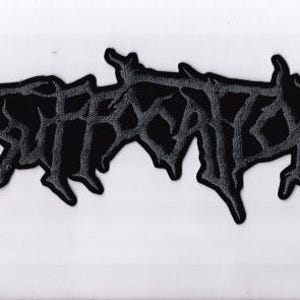 Könnte beinhalten: Schwarzer, gestickter Aufnäher mit dem Wort "SEPARATE" in einer stilisierten, gotischen Schriftart. Der Aufnäher hat einen schwarzen Rand und befindet sich auf weißem Hintergrund. Die Buchstaben sind dick und gezackt.