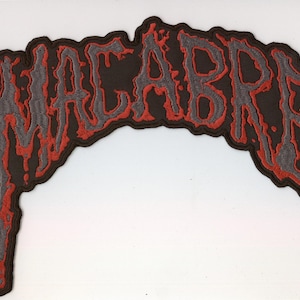 Könnte beinhalten: Ein gestickter Aufnäher mit dem Wort MACABRE in einer stilisierten, tropfenden Schriftart. Die Buchstaben sind grau mit einer roten Umrandung auf schwarzem Hintergrund. Die Gesamtform des Aufnähers ist bogenförmig und folgt dem Text.