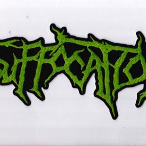 Könnte beinhalten: Gestickter Aufnäher mit dem Wort "SUFFOCATION" in einer grünen, tropfenden Schrift mit schwarzer Umrandung. Der Aufnäher ist rechteckig und zum Aufnähen auf Kleidung oder Accessoires bestimmt. Das Design hat eine Heavy-Metal-Ästhetik.