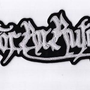 Könnte beinhalten: Ein schwarzer Aufnäher mit dem in Silber gestickten Schriftzug "Fit For An Autopsy". Der Text ist in einer stilisierten, gotischen Schriftart mit schwarzem Rand gehalten. Der Aufnäher hat eine rechteckige Form.