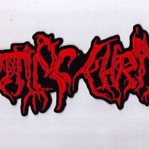 Könnte beinhalten: Ein schwarzer Aufnäher mit dem roten Text "Rotting Christ" in einer stilisierten, gotischen Schrift. Der Text hat ein tropfendes, strukturiertes Aussehen, und der Aufnäher hat einen schwarzen Rand. Der Aufnäher ist rechteckig und liegt auf einer weißen Oberfläche.