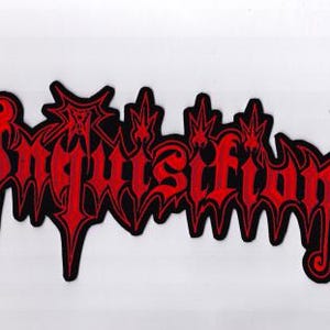 Könnte beinhalten: Ein schwarz-roter, gestickter Aufnäher mit dem Wort "Inquisition" in einer gotischen Schriftart. Der Aufnäher hat einen schwarzen Rand und ein rotes Innendesign.