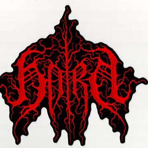 Könnte beinhalten: Ein schwarzer Aufnäher mit einem stilisierten roten Design. Das Design zeigt das Wort "DURA" in einer gotischen Schriftart, überlagert von einem Netzwerk roter Adern oder blitzartigen Linien. Der Aufnäher hat eine einzigartige, unregelmäßige Form.