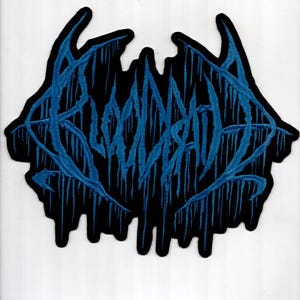 Peut inclure: Écusson noir avec un logo bleu stylisé. Le logo présente un effet dégoulinant, le design bleu semblant fondre sur le fond noir. Le design est un graphisme audacieux et accrocheur.