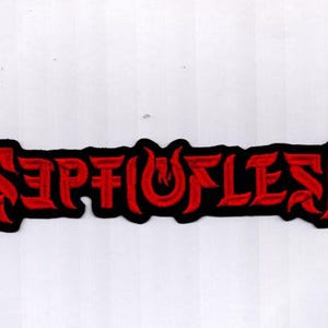 以下が含まれることがあります： 赤色の「SEPTICFLESH」のバンド名が刺繍されたパッチ。黒い縁取りがあり、衣類やアクセサリーへの取り付けを想定したデザインです。大胆で人目を引くデザインです。