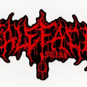 Op de afbeelding: Een zwarte patch met een rood, gestileerd ontwerp en het woord "Rapefeast" in een gotisch lettertype. De patch heeft een druipend effect aan de onderkant, met het woord "Suicide" eronder.