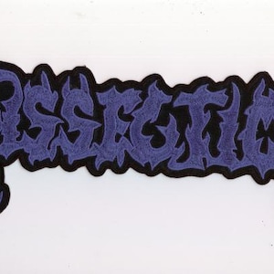 Op de afbeelding: Een zwart en paars geborduurd embleem met het woord "Dissection" in een gotisch lettertype. De tekst is in een sierlijke stijl. De patch is bedoeld om op kleding of accessoires te worden aangebracht.