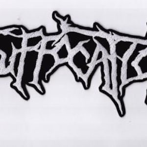 Könnte beinhalten: Ein schwarz-weiß gestickter Aufnäher mit dem Wort "SUFFOCATION" in einer stilisierten, gotischen Schriftart. Der Aufnäher hat einen schwarzen Hintergrund mit weißen Nähten, die die Buchstaben und den Rand umreißen. Das Design ist auffällig.