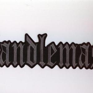 Könnte beinhalten: Ein schwarz-grauer Aufnäher mit dem Wort "Candlemass" in gotischer Schrift. Der Aufnäher hat einen schwarzen Hintergrund mit grauen Buchstaben und einem grauen Rand. Der Aufnäher ist rechteckig.