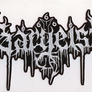 Op de afbeelding: Zwart en wit geborduurde patch met het woord "Sarcasm" in een gestileerd lettertype. De patch heeft een druipend ontwerp met pentagrammen en hoorns. Ideaal voor jassen, tassen of andere kleding.