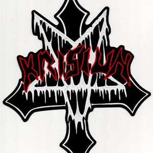 Op de afbeelding: Zwart-wit embleem in de vorm van een kruis met de naam "KRISTLYN" in rode letters. Het kruis heeft een druipend wit ontwerp rond de randen, wat een gotische of heavy metal esthetiek creëert. Het embleem is waarschijnlijk voor kleding of accessoires.