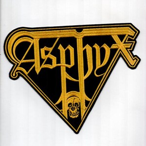 Puede incluir: Parche bordado con la palabra "Asphyx" en letras góticas doradas sobre un fondo negro en forma de diamante. Una pequeña calavera está en la parte inferior. El parche tiene un borde dorado.