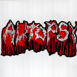 Könnte beinhalten: Gestickter Aufnäher mit dem Wort "AUTOPSY" in weißen, stilisierten Buchstaben. Die Buchstaben sind vor einem roten Hintergrund mit Tropfeffekt gesetzt, der schwarz umrandet ist. Geeignet für Kleidung oder Accessoires.