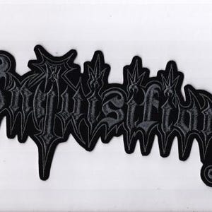 Könnte beinhalten: Schwarzer gestickter Aufnäher mit dem Wort "Inquisitorium" in gotischer Schrift. Der Aufnäher hat einen schwarzen Rand und befindet sich auf weißem Hintergrund. Die Schrift ist in einem stilisierten, verzierten Design gehalten.