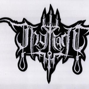 Könnte beinhalten: Schwarz-weißer, gestickter Aufnäher mit dem Bandnamen "Mayhem" in gotischer Schrift. Der Aufnäher hat eine einzigartige Form mit einem zentralen Kreuz-Design, drei Kerzen und zwei darunter hängenden Schlingen.
