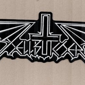 Hellbutcher - Vit Logotyp Baklapp