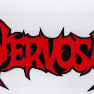 Może przedstawiać: Czerwono-czarne logo z napisem "Nervosa" w stylizowanej, poszarpanej czcionce. Litery są czerwone z czarnymi obrysami, na białym tle. Projekt ma ostrą, agresywną estetykę.