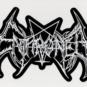 Pode incluir: Patch bordado em preto e branco com a palavra "SATANIC" em fonte gótica, um pentagrama e asas estilizadas. O patch tem uma borda preta e é projetado para roupas ou acessórios.
