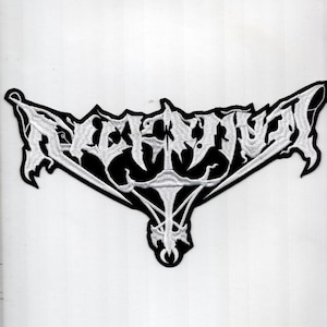 Puede incluir: Un parche bordado en blanco y negro con la palabra "REVELATION" en una fuente gótica estilizada. El parche tiene una forma asimétrica inusual con bordes puntiagudos y un emblema decorativo en la parte inferior.